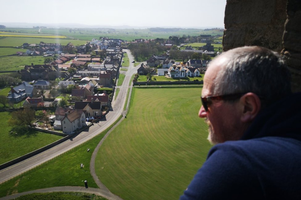 Эндрю Хили смотрит на деревню Бамбург