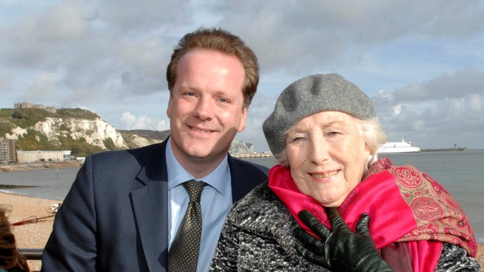 Чарли Элфик с дамой Верой Линн во время кампании People's Port