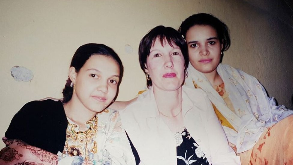 Джеки в 2001 году воссоединилась со своими двумя старшими дочерьми, Надей и Раханной, в Йемене