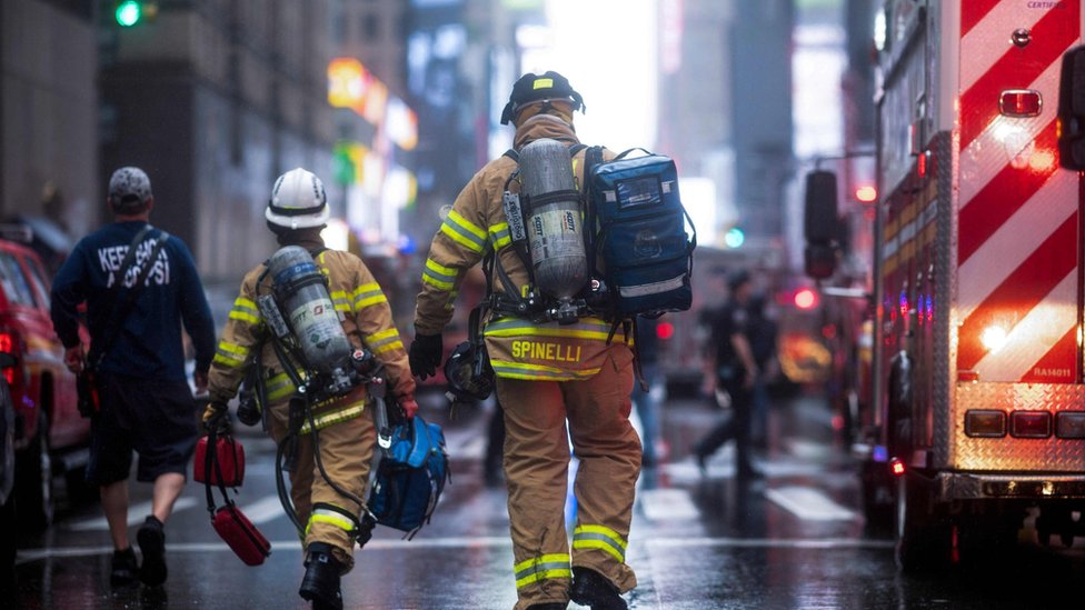 Пожарные на месте происшествия в Манхэттене