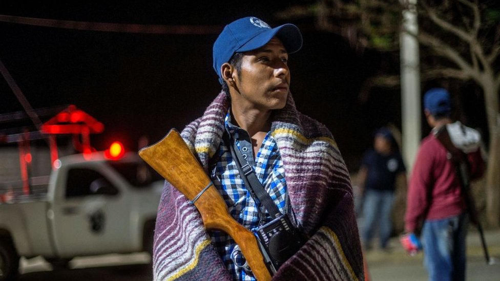Un miembro de un grupo civil armado monta guardia en Tlacotepec, Guerrero