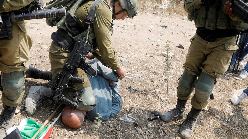 Konflik Israel-Palestina: Tentara Israel dikecam karena menindih leher pria Palestina, "Saya merasa ia mencekik saya" - BBC News Indonesia