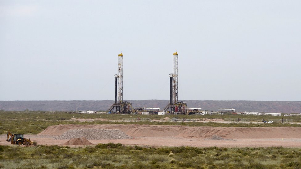 Вид на нефтяные буровые установки на нефтяном пласте Vaca Muerta Shale в Лома Кампана, в патагонской провинции Неукен, примерно в 1180 км к юго-западу от Буэнос-Айреса, Аргентина, 4 декабря 2014 г.