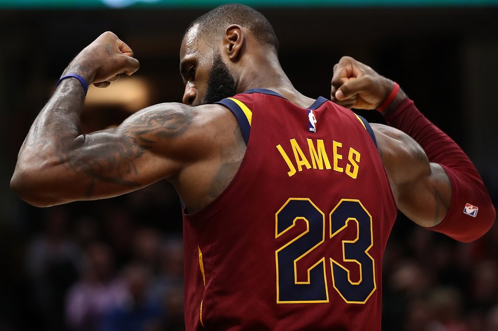 Lebron Džejms pokazuje biceps nakon pogođenog koša.