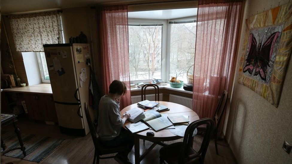 Veronika Makarova membacakan kisah peri untuk anak-anak melalui telpon, bekerja di apartemennya selama pandemi Covid-19