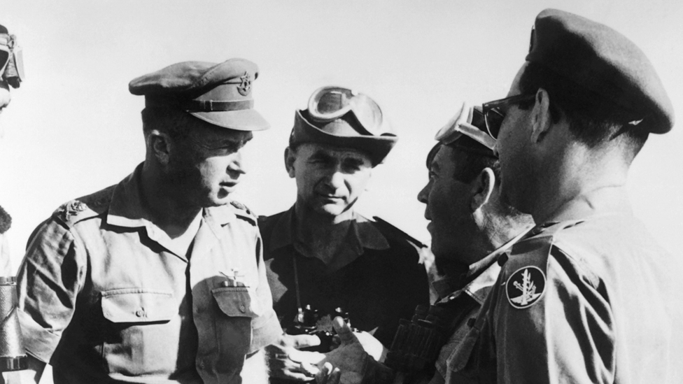 İsrail Genel Kurmay Başkanı İzar Rabin 1967 Mayıs ayında Necef çölünde bir tatbikat sırasında