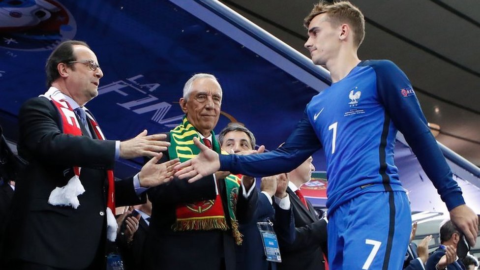 Франсуа Олланд пожимает руку нападающему Франции Антуану Гризманну после финала Евро-2016