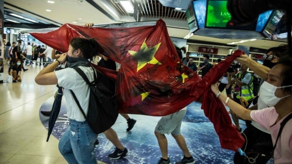 В Гонконге осквернили китайский флаг