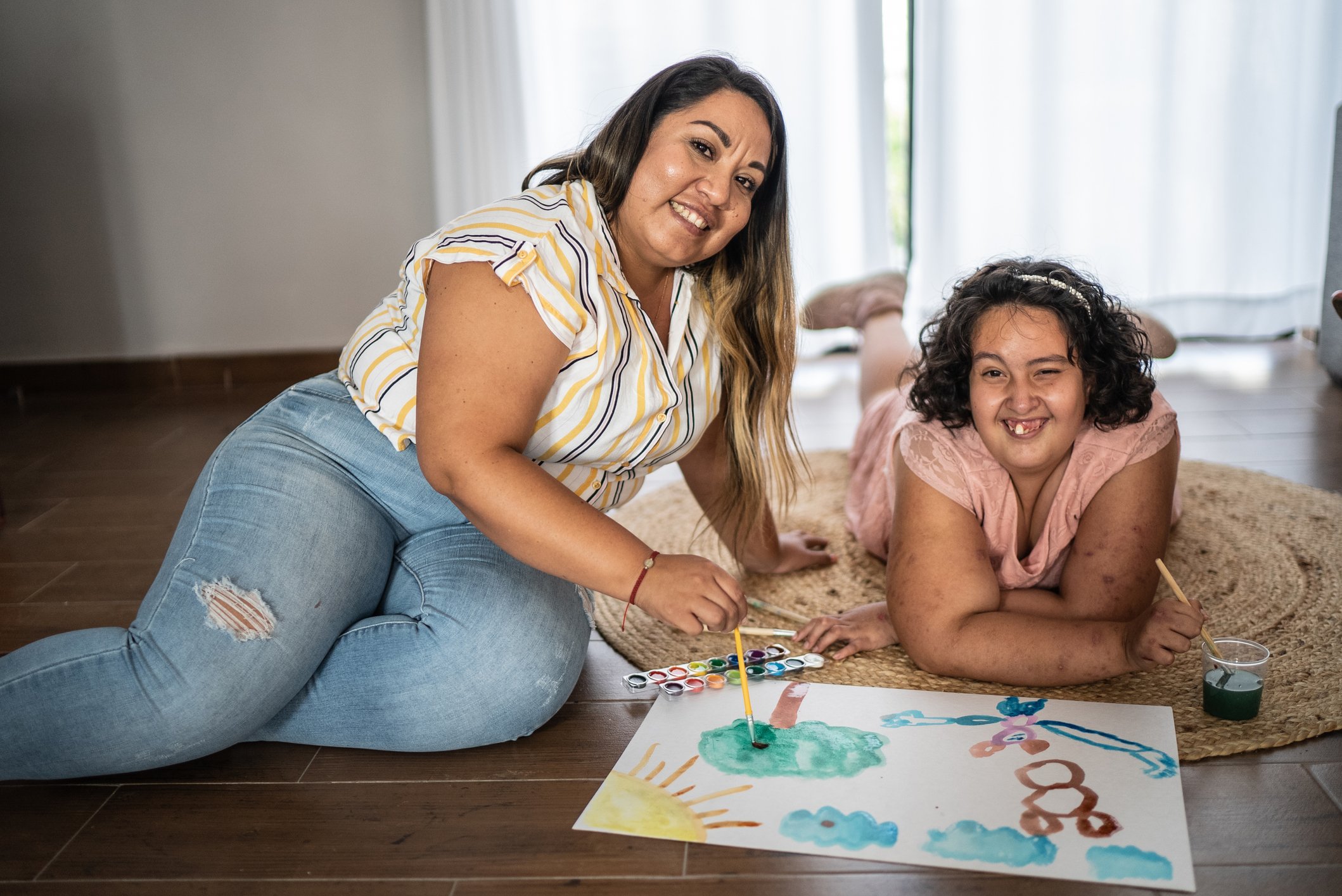 أختان ترسمان واحدة منهما من ذوي الاحتياجات الخاصة.