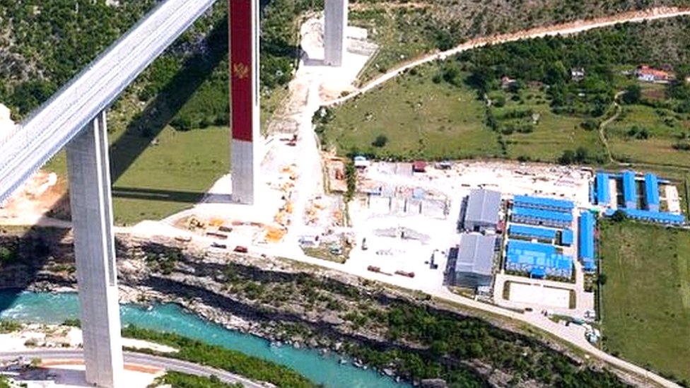 Un puente, parte de la Ruta de la Seda China, que se construye en Montenegro