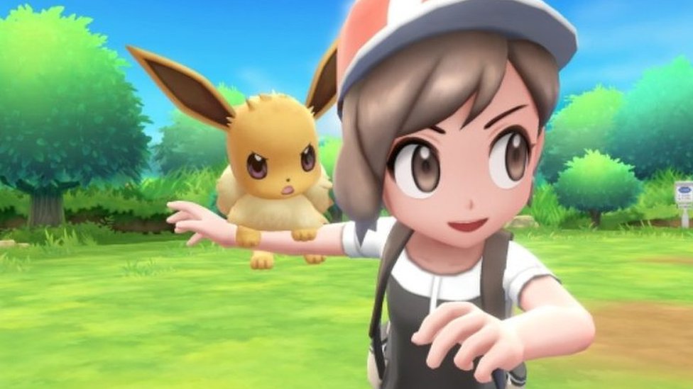 Eevee sobre el hombro de un entrenador de Pokémon