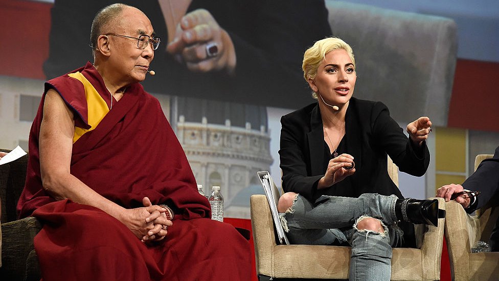 Lady Gaga y el Dalai Lama en 2016