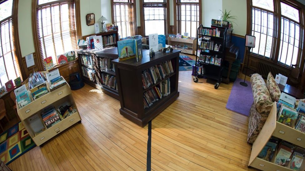 Una misma sala de la biblioteca puede estar dividida por la línea fronteriza. Una misma sala de la biblioteca puede estar dividida por la línea fronteriza.