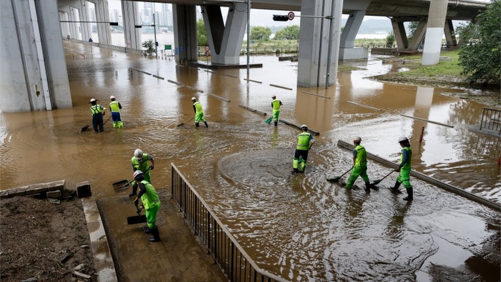 Рабочие под мостом Джамсу у реки Хан в Сеуле, Южная Корея, 04 августа 2020 г.
