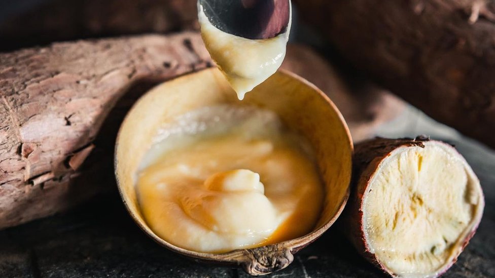 La chicha de yuca, cuya elaboración implica un proceso de fermentación aplicada a esta raíz, da como resultado una especie de yogur.