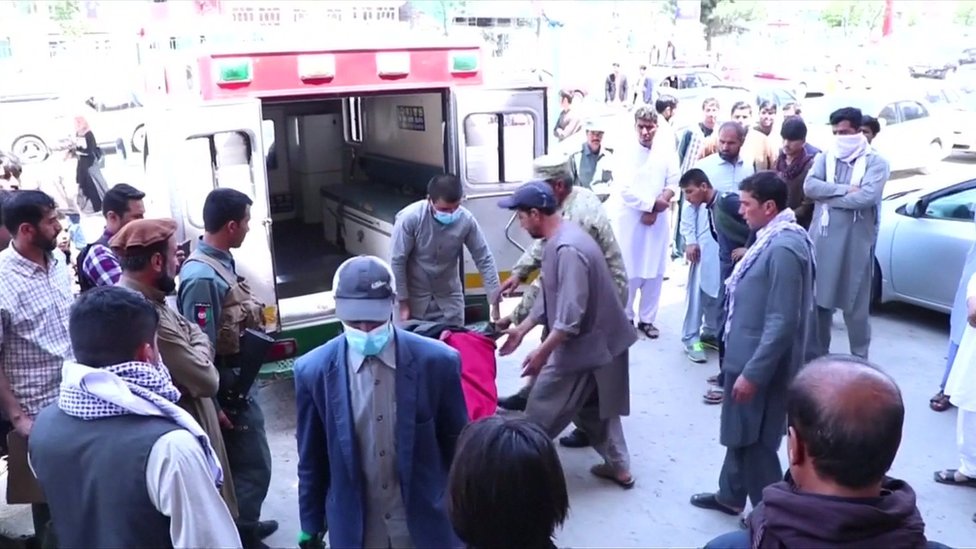 После убийства журналистки Мины Мангал ее тело перевозят на машине скорой помощи