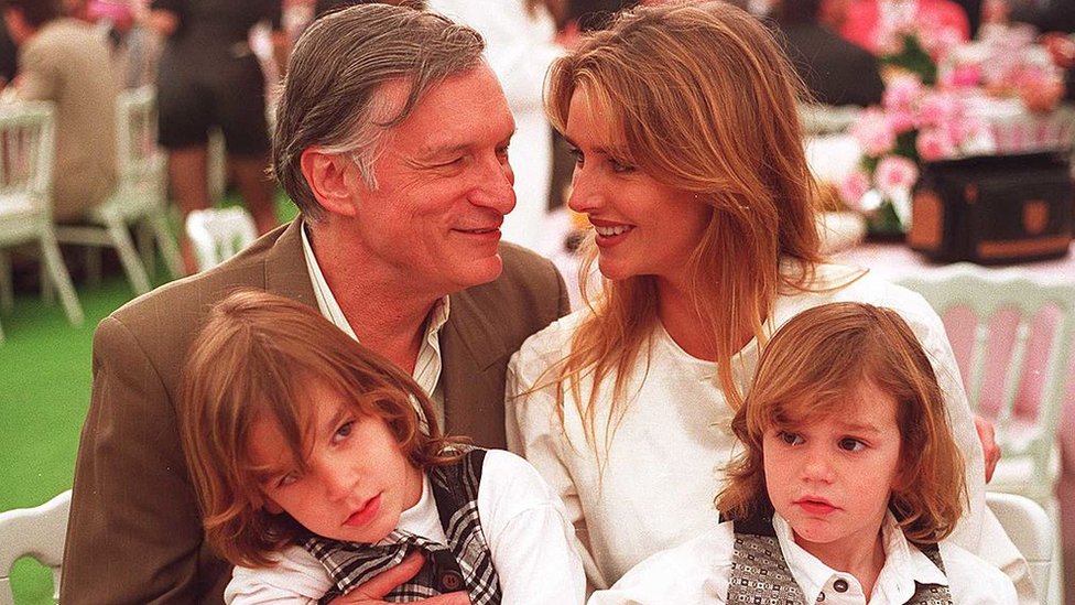 Hefner y Kimberley se separaron en 1998 pero los niños siguieron viviendo con su madre en una casa junto a la Mansión Playboy. Hefner, Kemberley, Cooper y Marston