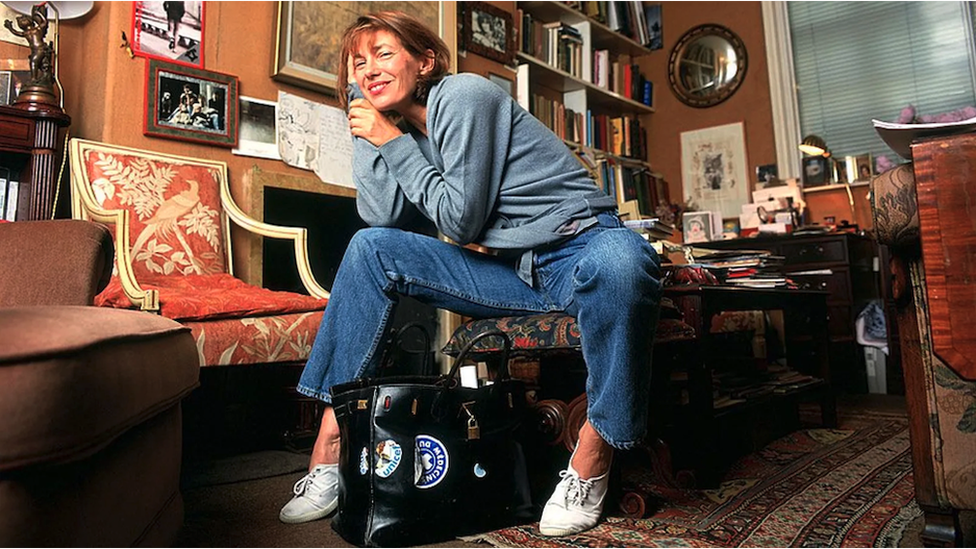 Dizajnirana 1984, torba nosi ime britansko-francuske glumice Džejn Birkin, koja nosi torbu 1996.