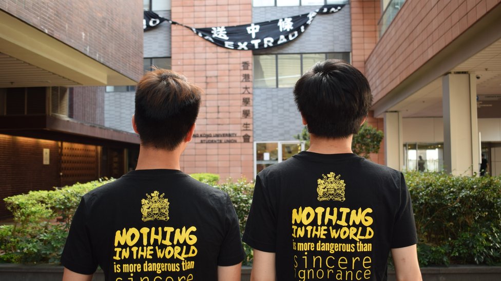 Обратный профиль двух студентов HKU, участвовавших в протестах