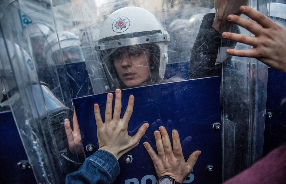 Kadına Yönelik Şiddete Karşı Uluslararası Mücadele ve Dayanışma Günü'nde cinsiyetçi şiddeti protesto etmek için İstanbul Taksim'deki Tünel Meydanı'nda buluşan ve Taksim Meydanı'na yürümek isteyen kadınları engellemeye çalışan bir kadın polis