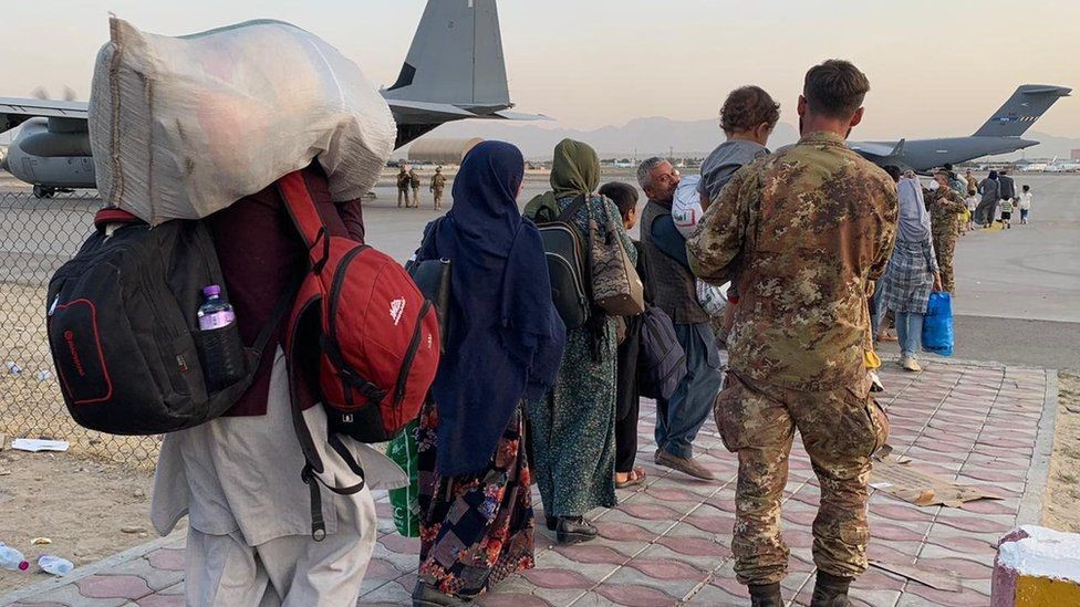 أفغانستان بعد سيطرة طالبان: فرار الآلاف عبر مطار كابل بحقيبة سفر واحدة 2 طوابير الأفغان في مطار كابل.