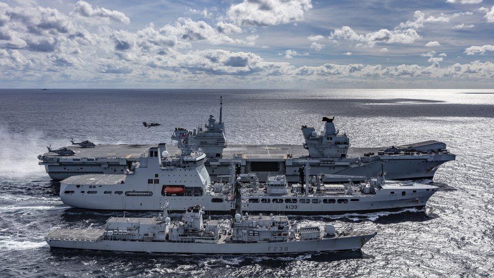 Вид на HMS Queen Elizabeth, танкер RFA Tideforce и фрегат Type 23 HMS Northumberland в море