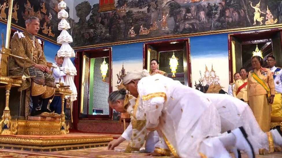 Главный брамин Пхраратча Кхру Вамадеб Муни (на переднем плане) чествует короля Маха Ваджиралонгкорна во время коронации