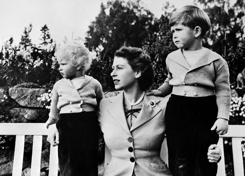 La reina Isabel II con sus hijos Carlos y Ana