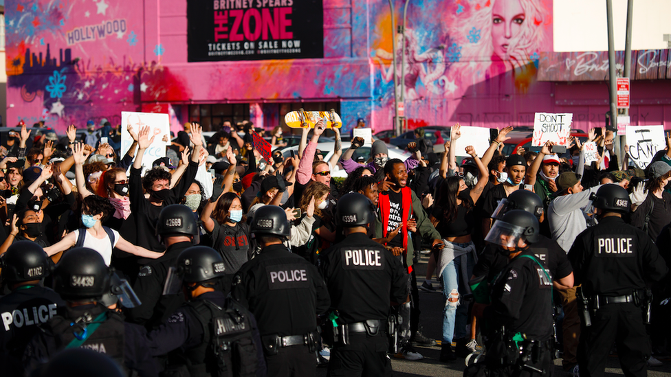 Demonstranti u Los Anđelesu su se u subotu koškali sa policijom, 30. maj 2020.