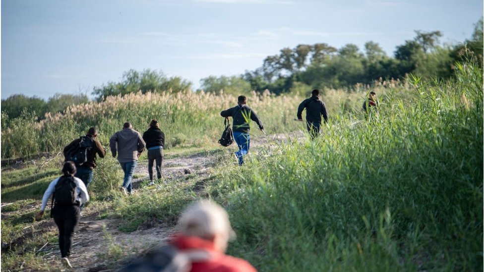 Migrantes intentan cruzar la frontera de EE.UU.