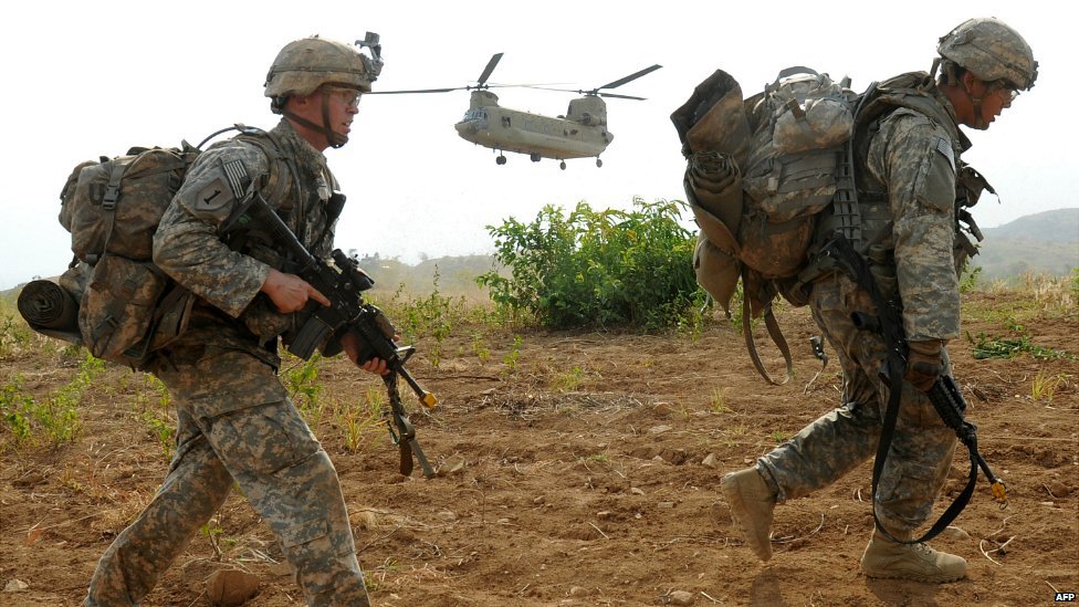 Солдаты армии США высаживаются из вертолета C-47 Chinook во время учений на Филиппинах - 20 апреля 2015 г.