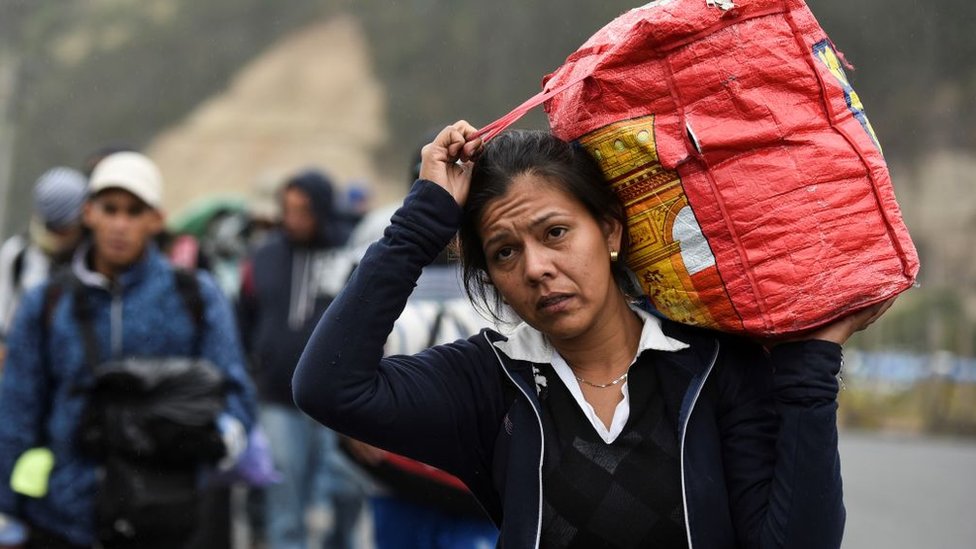 Migrante venezolana caminando por Ecuador