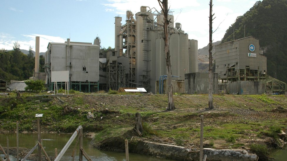 La fabricación moderna de cemento tiene unos altos costos medioambientales. Fábrica de cemento.