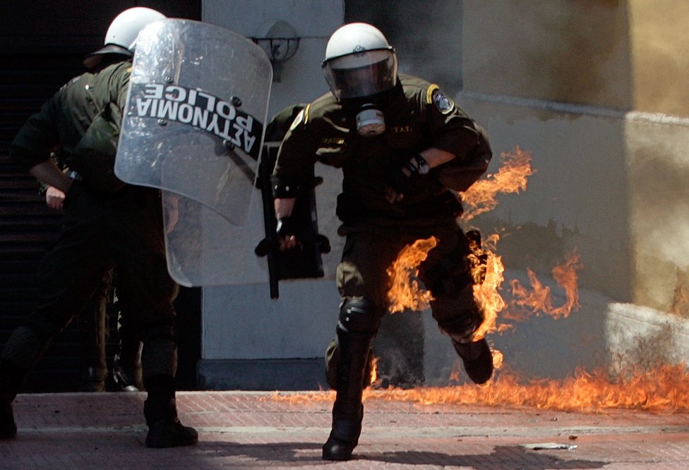 Yunanistan sokaklarında protestocularla polisler arasında sık sık çatışmalar yaşanıyor