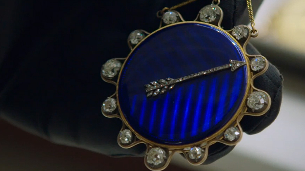 El reloj de Josefina, esposa de Napoleón, era "de tacto", es decir que podías saber qué hora era sin tener que mirarlo. Lo compró en 1800 con diamantes pequeños y cuando se convirtió en emperadora, ordenó que los cambiaran por más grandes. El reloj de Josefina, esposa de Napoleón