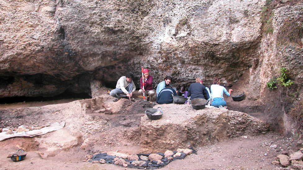 Excavaciones en el yacimiento de Balma Guilanyà