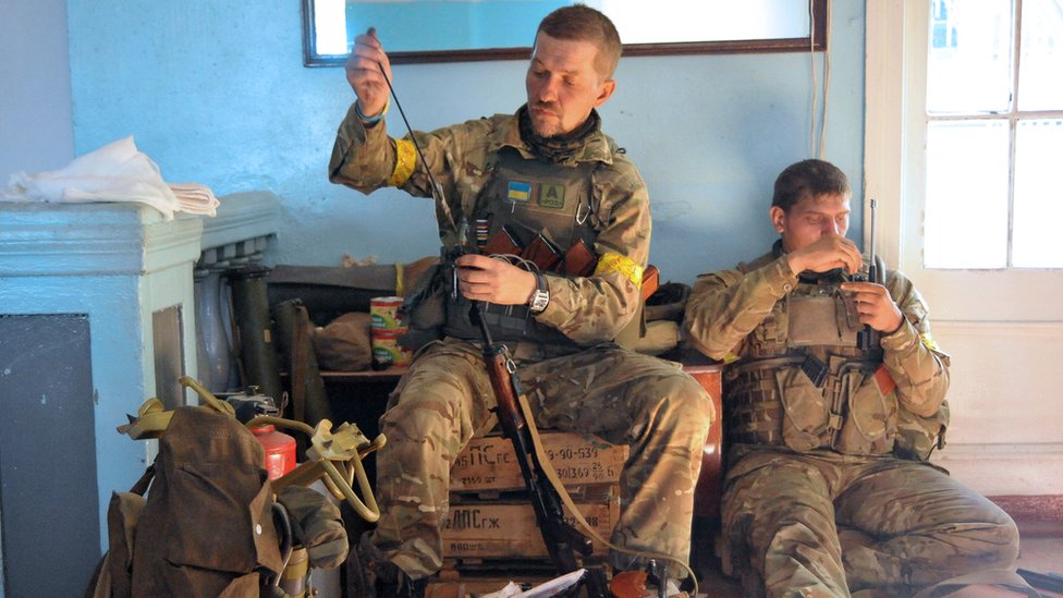 Бійці АТО в іловайській школі, де вони тримали оборону у серпні 2014 року