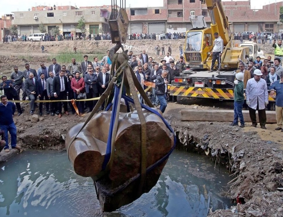 Las piezas de la estatua se encontraron en aguas subterráneas y barro. Pieza de estatua siendo extraída.