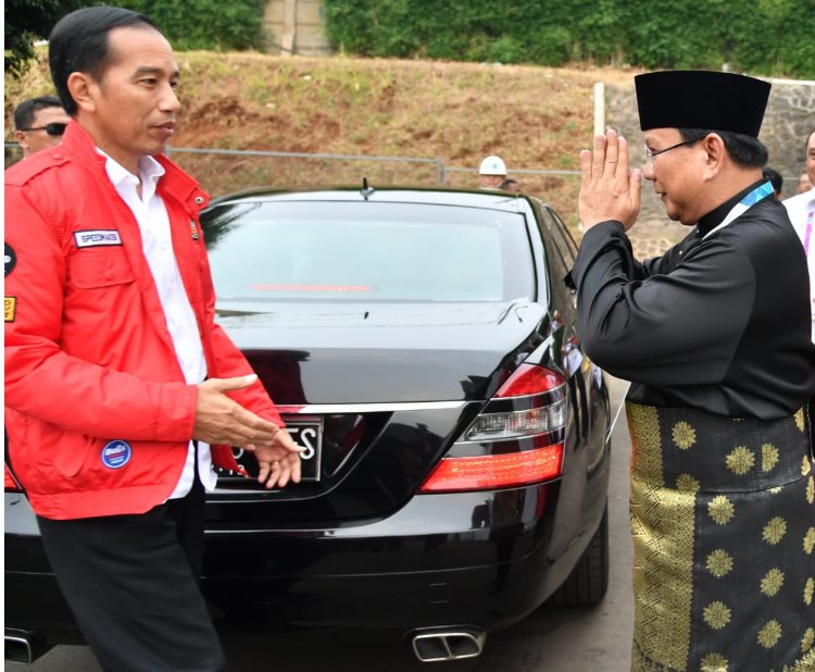 Momen Presiden Jokowi dan Prabowo berangkulan di panggung 