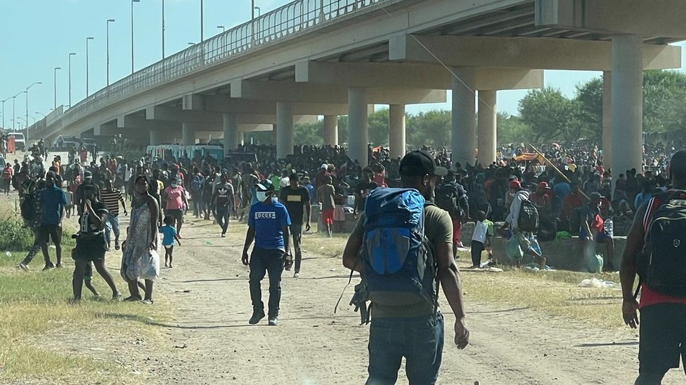 Migrantes sob a Ponte Internacional Del Rio em 16 de setembro de 2021
