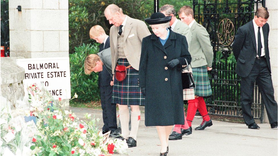 Después de asistir a un servicio privado en la iglesia de Crathie, la reina y la familia real se detienen para mirar los tributos florales dejados para la princesa Diana, a las puertas del castillo de Balmoral, en septiembre de 1997.
