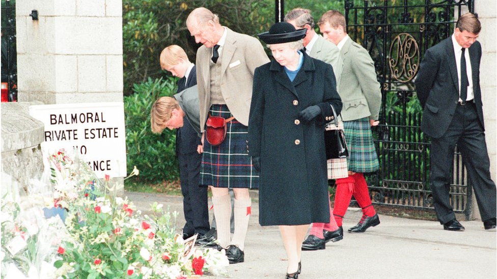 Posle privatne službe u crkvi Kreti, Kraljica i kraljevska porodica gledaju cvetne aranžmane ostavljene za princezu Dajanu, ispred kapija dvorca Balmoral, u septembru 1997. godine