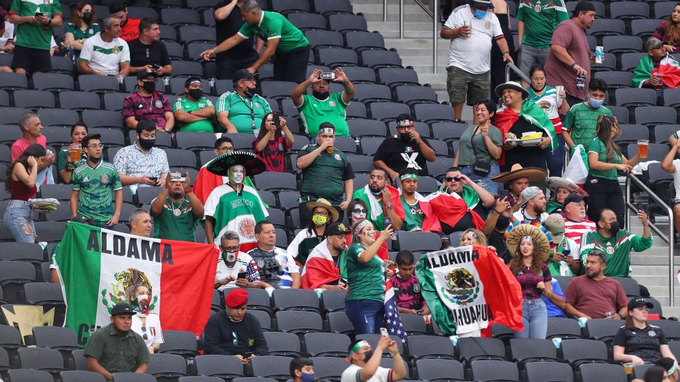Aficionados mexicanos en un estadio de EE.UU.