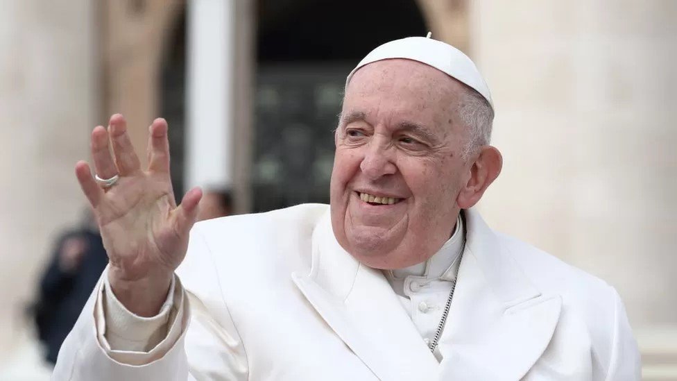 وحضر البابا فرنسيس لقائه الأسبوعي في ساحة القديس بطرس في وقت سابق يوم الأربعاء