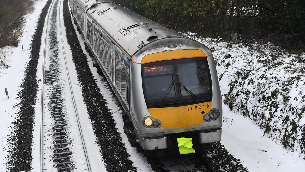 Поезд ходит в ледяных условиях от Хай-Уикома до Лондона