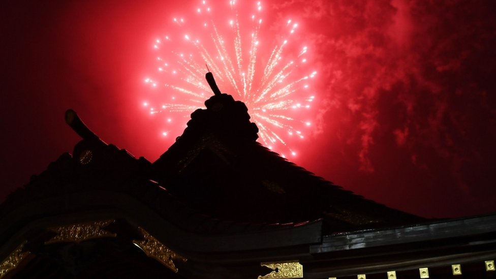 Фейерверк взорвался над синтоистским храмом Окунитама в Фучу в западном пригороде Токио