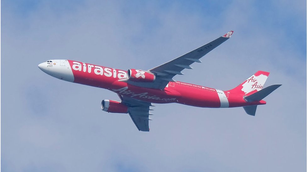 Самолет AirAsia летит в Малайзии