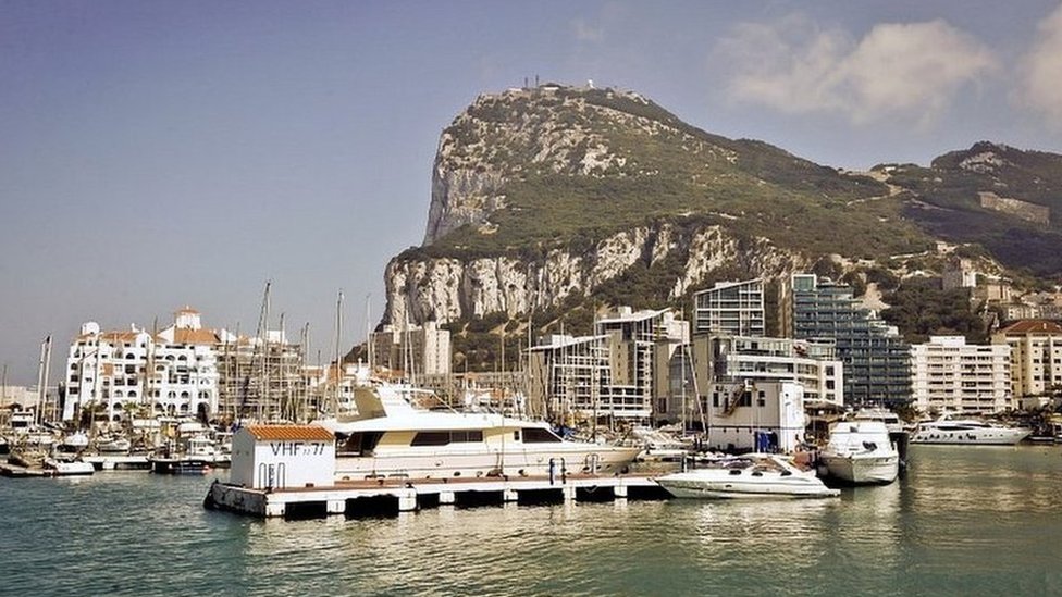 Unas 30.000 personas viven en Gibraltar. Vista de la marina frente a el peñón de Gibraltar.