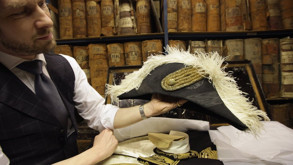Коробка с платьем Тайного совета, включая треуголку с отделкой из страусовых перьев 1905 года, выставлена ??в коробке в архивной комнате в Henry Poole & Co на Сэвил-Роу