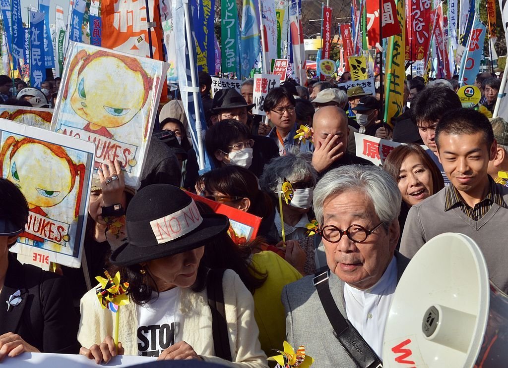 كنزابورو أوي في احتجاج ضد الأسلحة النووية في عام 2013